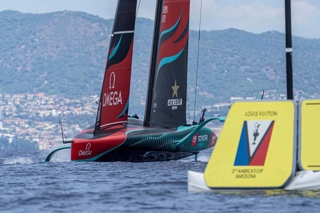 America’s Cup yacht passing a Pontoonz marker